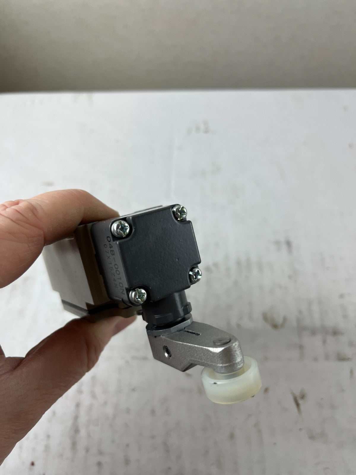 Omron D4B-4A11N Limit Switch Roller Lever IP67 2A 400V Industrial Used Spare