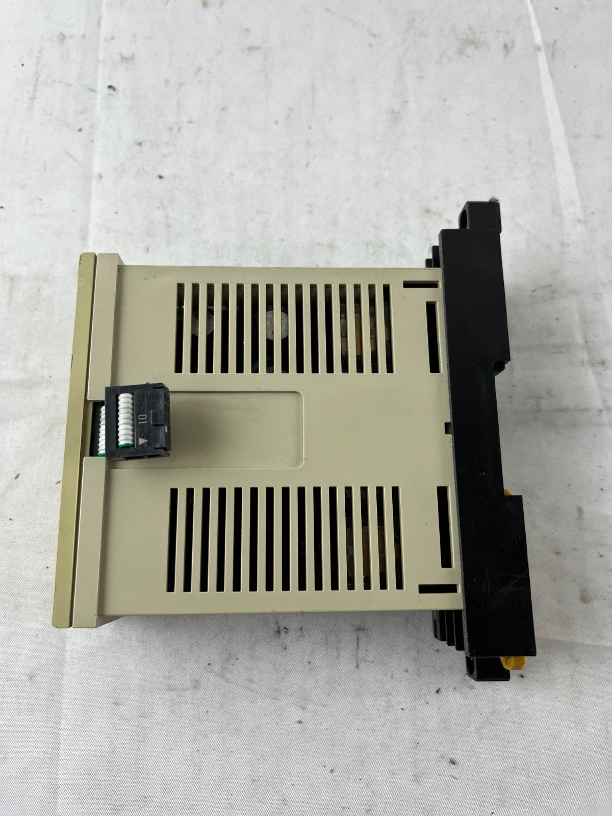 Omron 3G2A3-OC221 SYSMAC I/O Device Output Module 2A 250VAC Used Spare Part