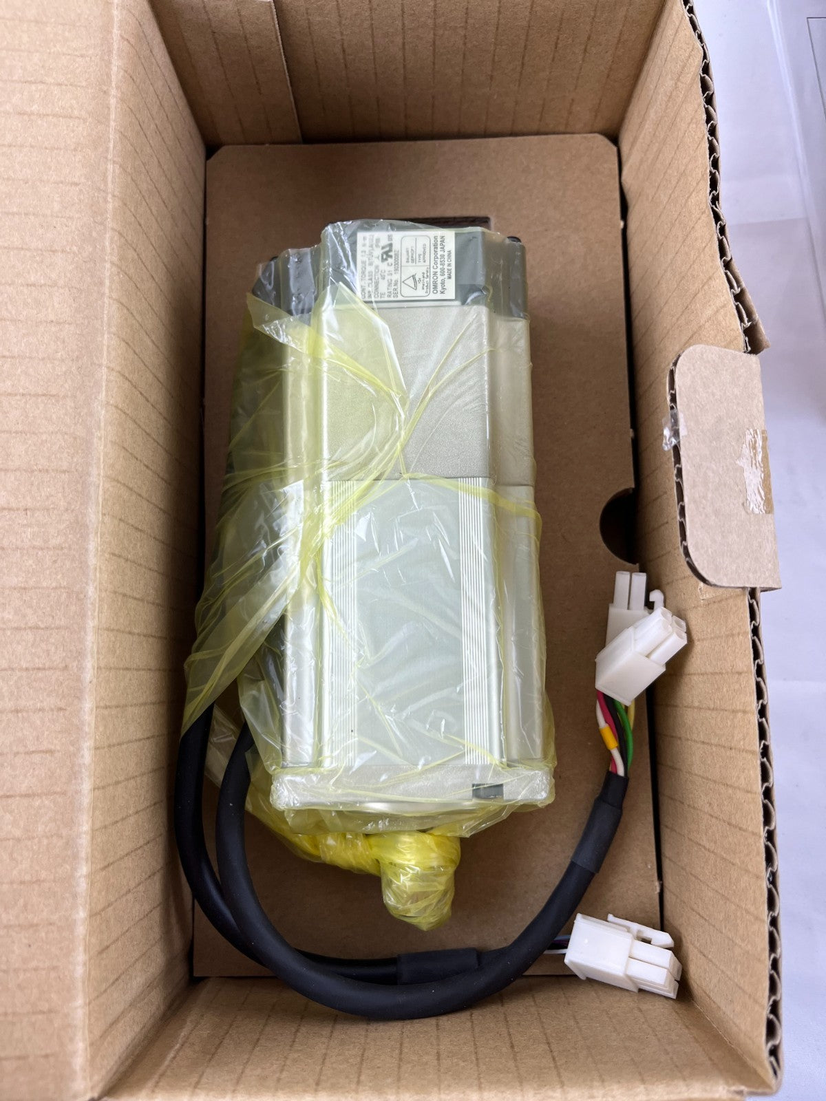 Omron R88M-G40030H-BS2 AC Servo Motor 400W 200V 3000rpm G-Series w/ Brake NEW