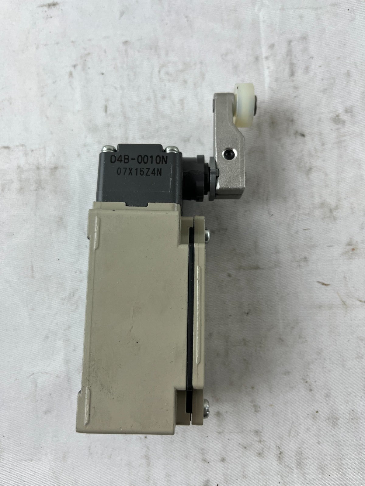 Omron D4B-4A11N Limit Switch Roller Lever IP67 2A 400V Industrial Used Spare
