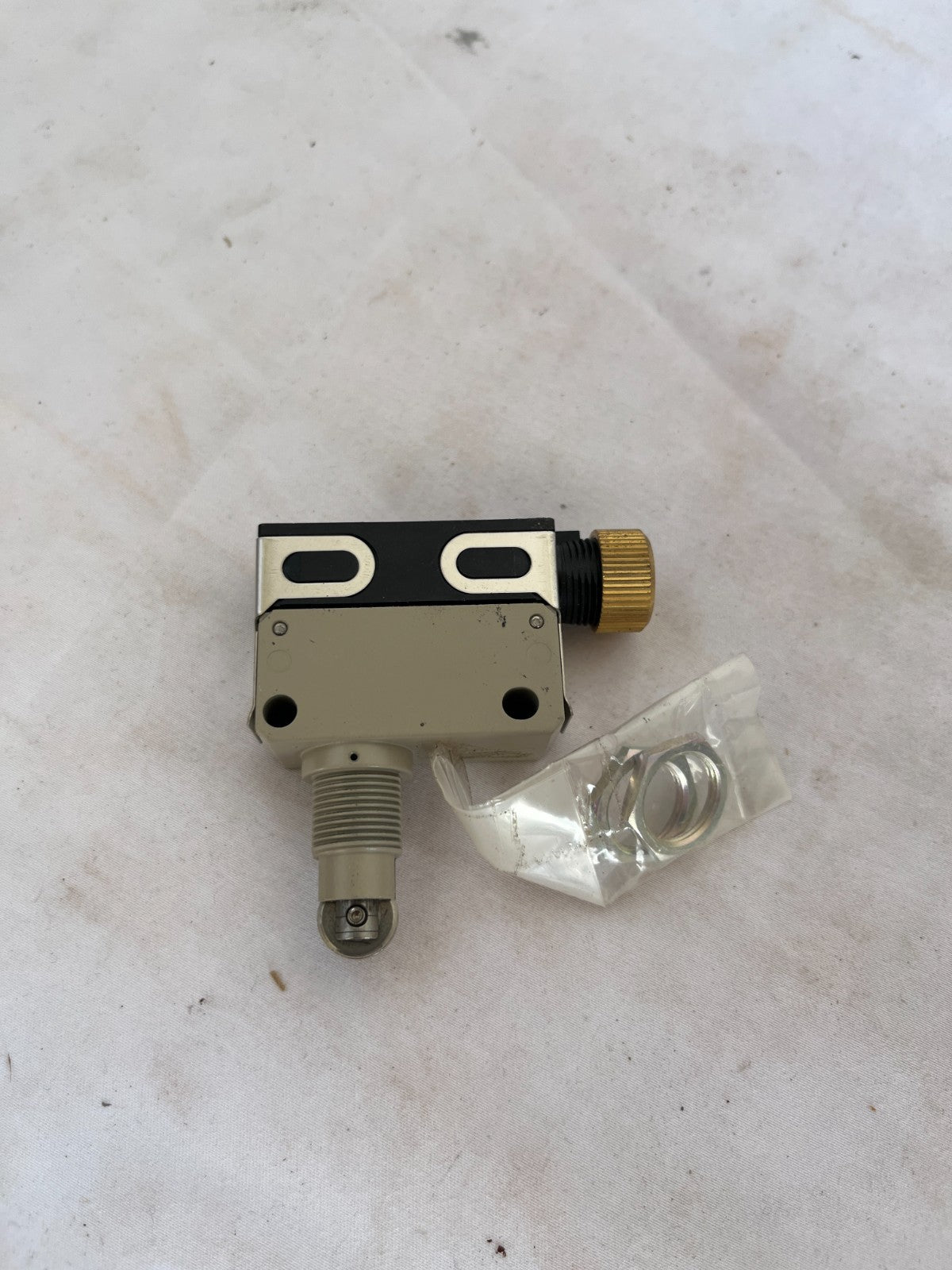 Omron D4F-1A20N Compact Limit Switch Roller Plunger IP67 New Spare Unit