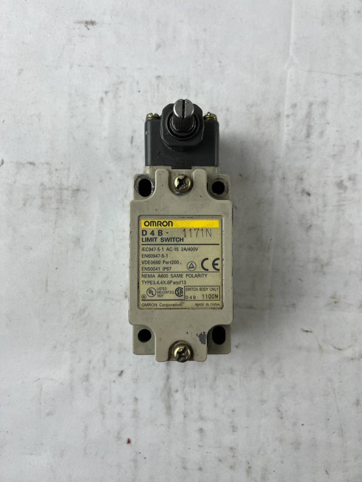 Omron D4B-1171N Limit Switch IP67 2A 400V Industrial Position Switch Used Spare
