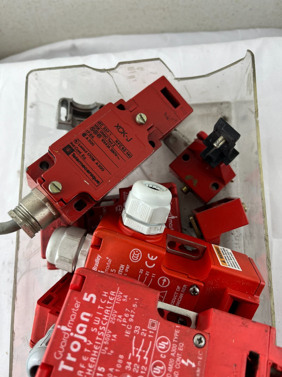 LOT 8x Safety Interlock Switches GuardMaster Trojan 5 Allen-Bradley USED WORKING
