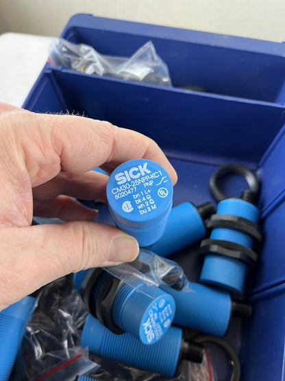 Sick UM30 Ultrasonic Sensor Lot 10pcs New M30 2m-8m Range Blue UM30-213 UM30-215