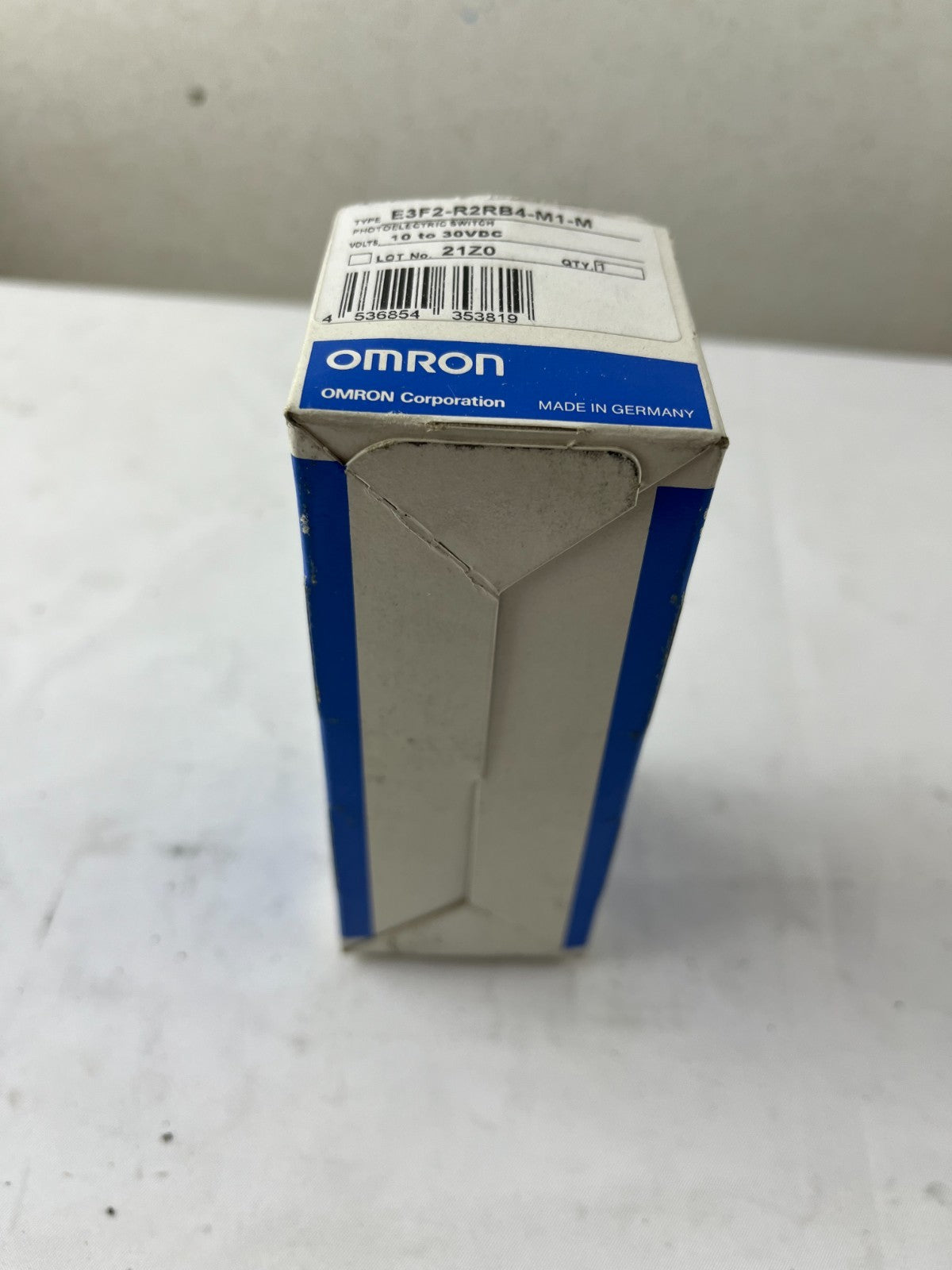 Omron E3F2-R2RB4-M1-M Photoelectric Sensor Retroreflective PNP M18 10-30VDC NIB