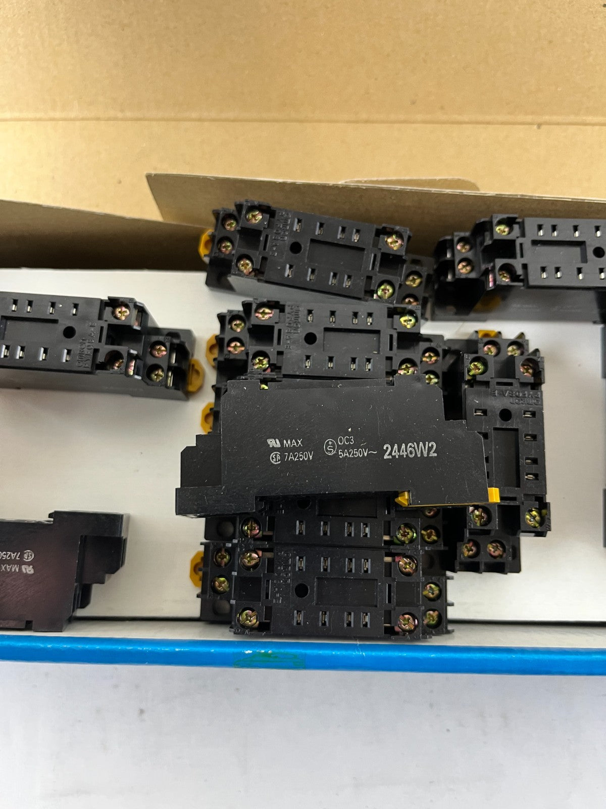 Omron PYF08A-E Relay Socket 8 Pin DIN Rail 40+ pcs New Bulk Bundle Spare Units