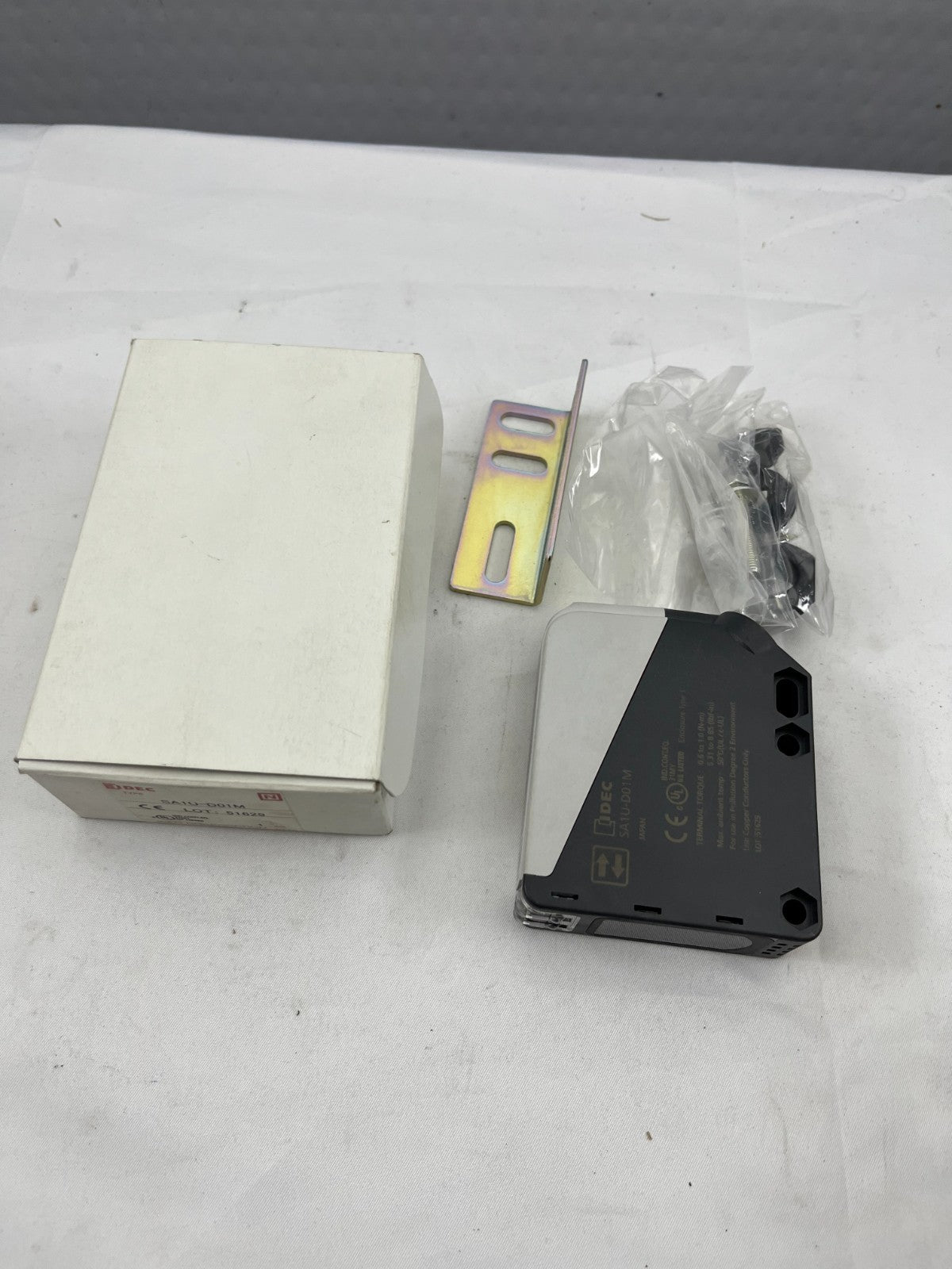 IDEC SA1U-D01M Diffuse Photoelectric Sensor, 1m Range, IP67, 24–240VAC/DC, New