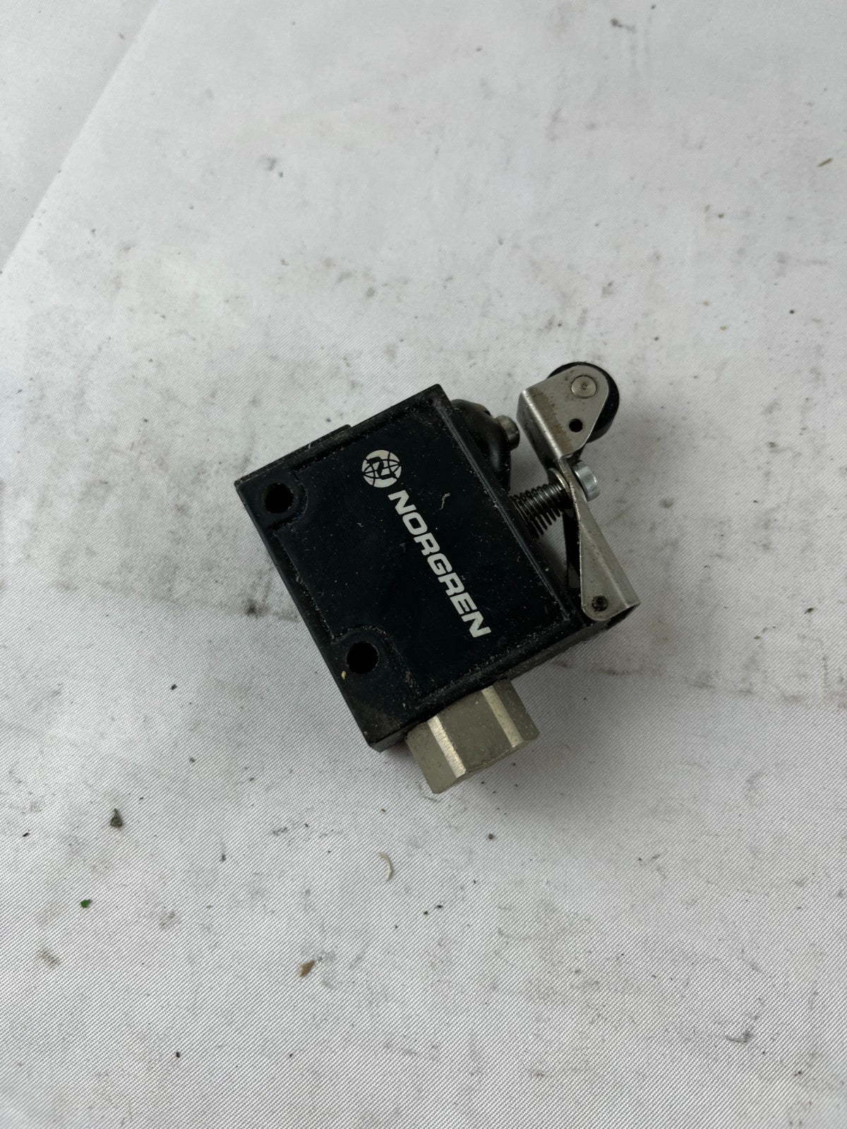 Norgren M/21/25 Pneumatic Roller Lever Valve G1/8 3/2 Bleed Actuated 2.7–10 bar