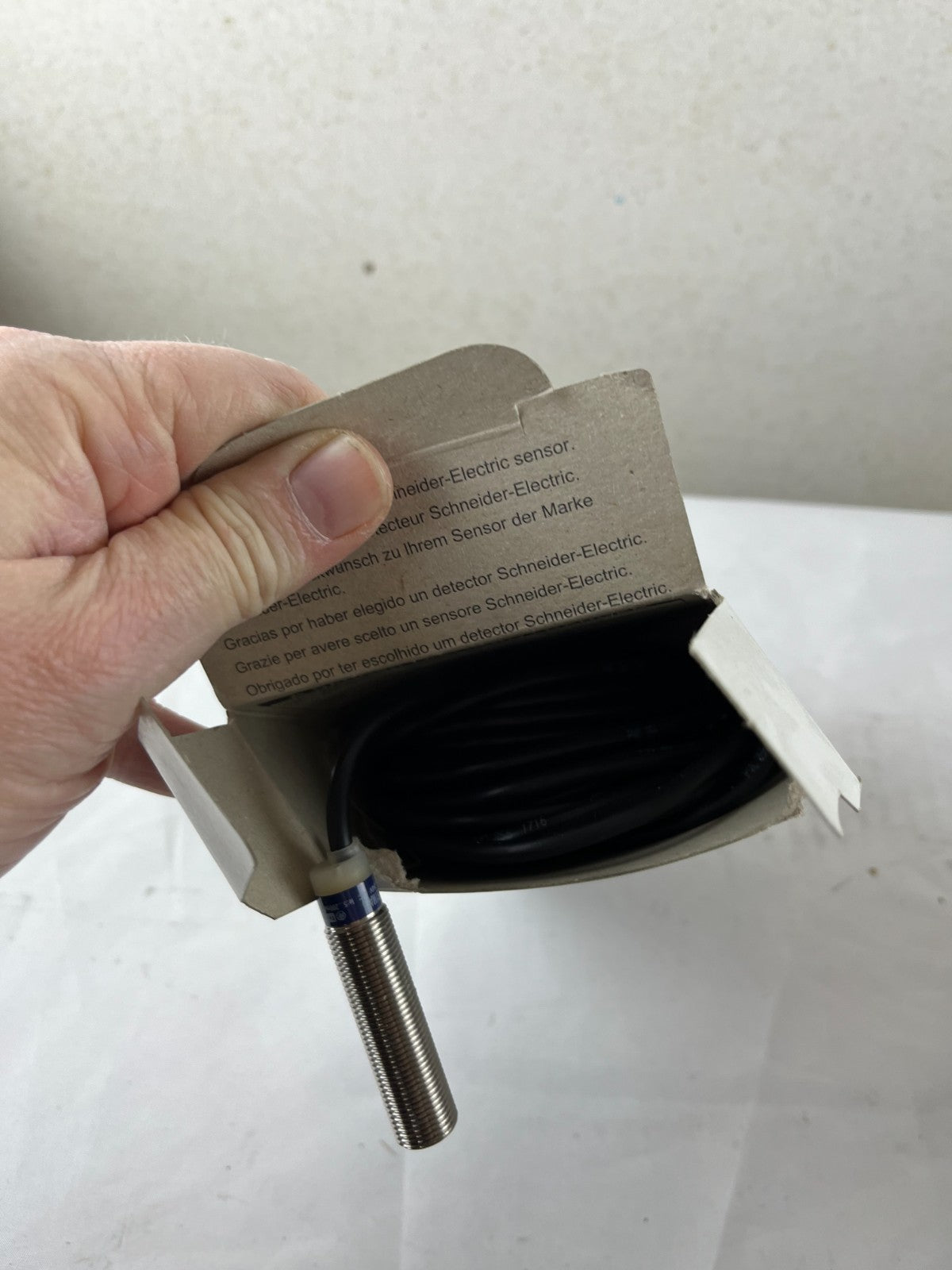 Schneider XS612B1MAL5 Proximity Sensor M12 4mm AC/DC New 5m Cable Telemecanique