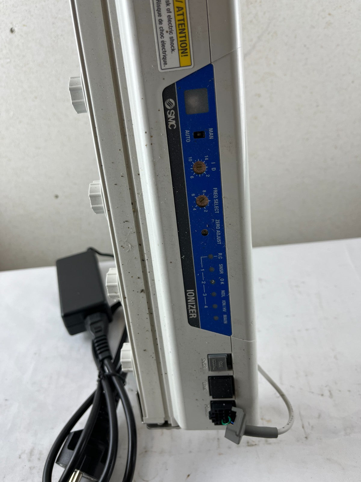 SMC IZS41‑1120‑06B Bar Type Ionizer With Brackets And 24V PSU, Used Spare Unit