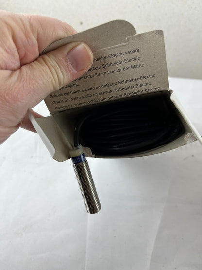 Schneider XS612B1MAL5 Proximity Sensor M12 4mm AC/DC New 5m Cable Telemecanique