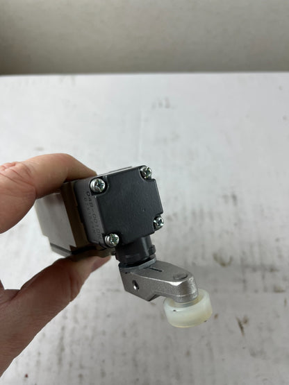 Omron D4B-4A11N Limit Switch Roller Lever IP67 2A 400V Industrial Used Spare