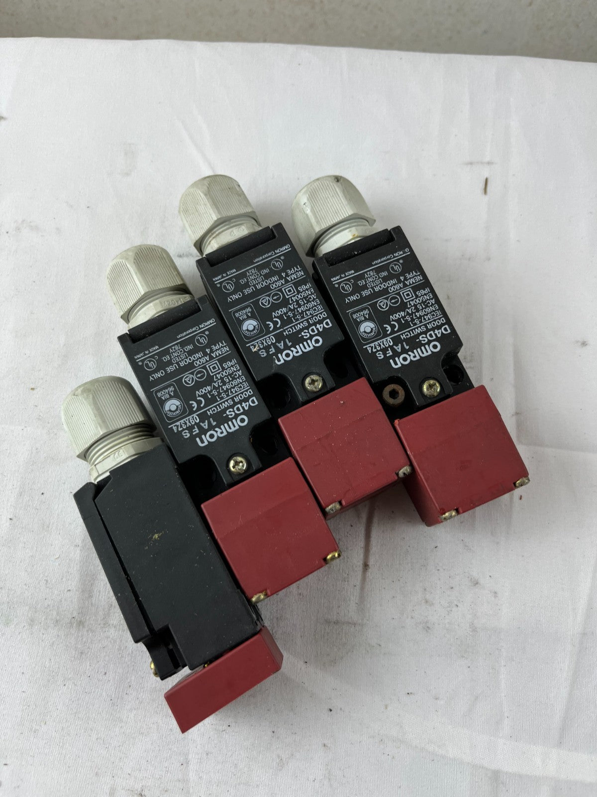 LOT 4x Omron D4DS-1AFS Safety Door Switches USED WORKING Japan IEC947-5-1