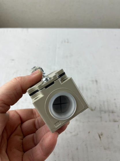 Omron D4B-4A11N Limit Switch Roller Lever IP67 2A 400V Industrial Used Spare