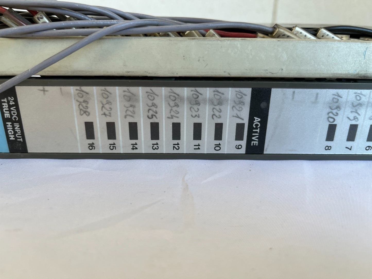 Schneider Modicon AS-B825-016 24VDC True High 16 Point Input Module Used