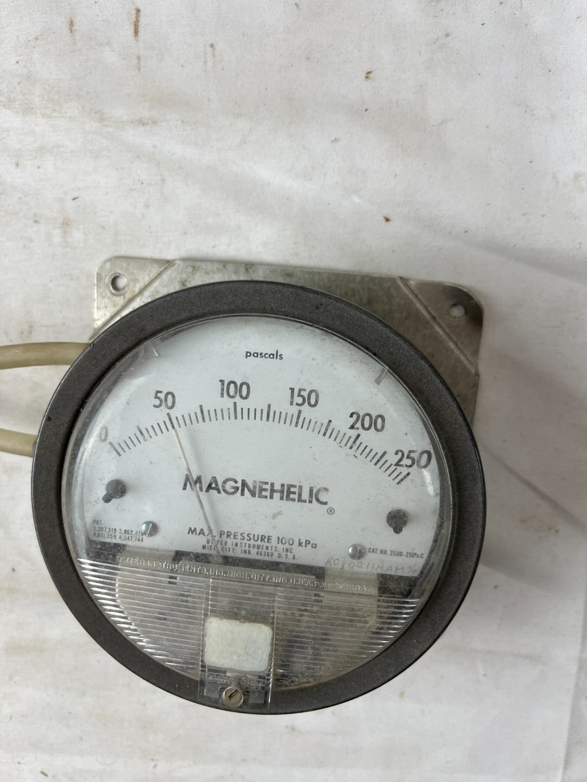 Dwyer Magnehelic 2000-250Pa Differential Pressure Gauge Used Spare Unit