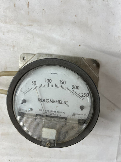 Dwyer Magnehelic 2000-250Pa Differential Pressure Gauge Used Spare Unit
