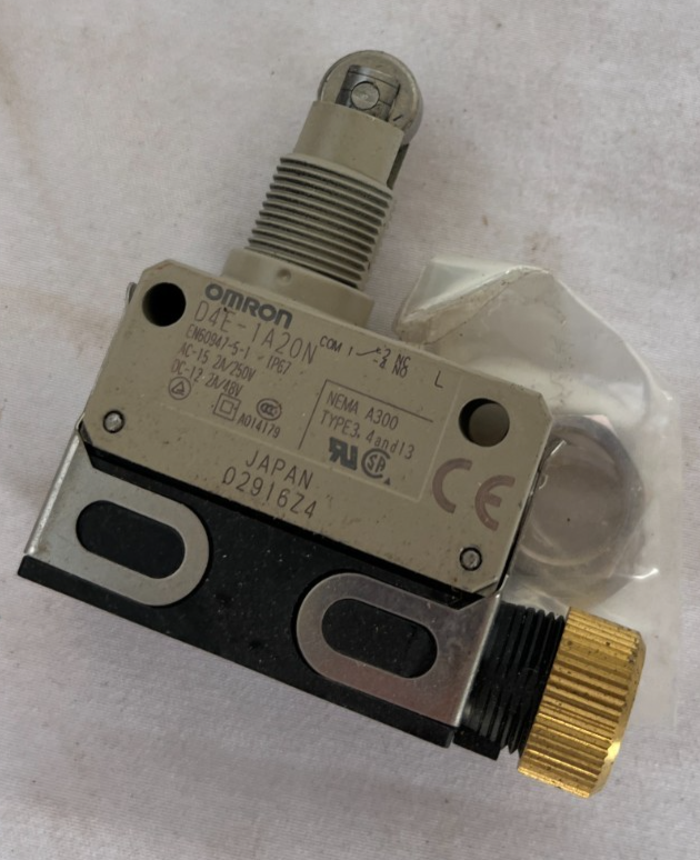 Omron D4F-1A20N Compact Limit Switch Roller Plunger IP67 New Spare Unit