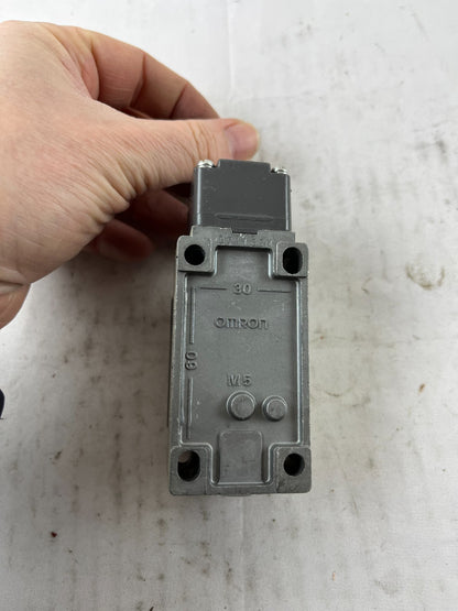 Omron D4B-4A11N Limit Switch Roller Lever IP67 2A 400V Industrial Used Spare