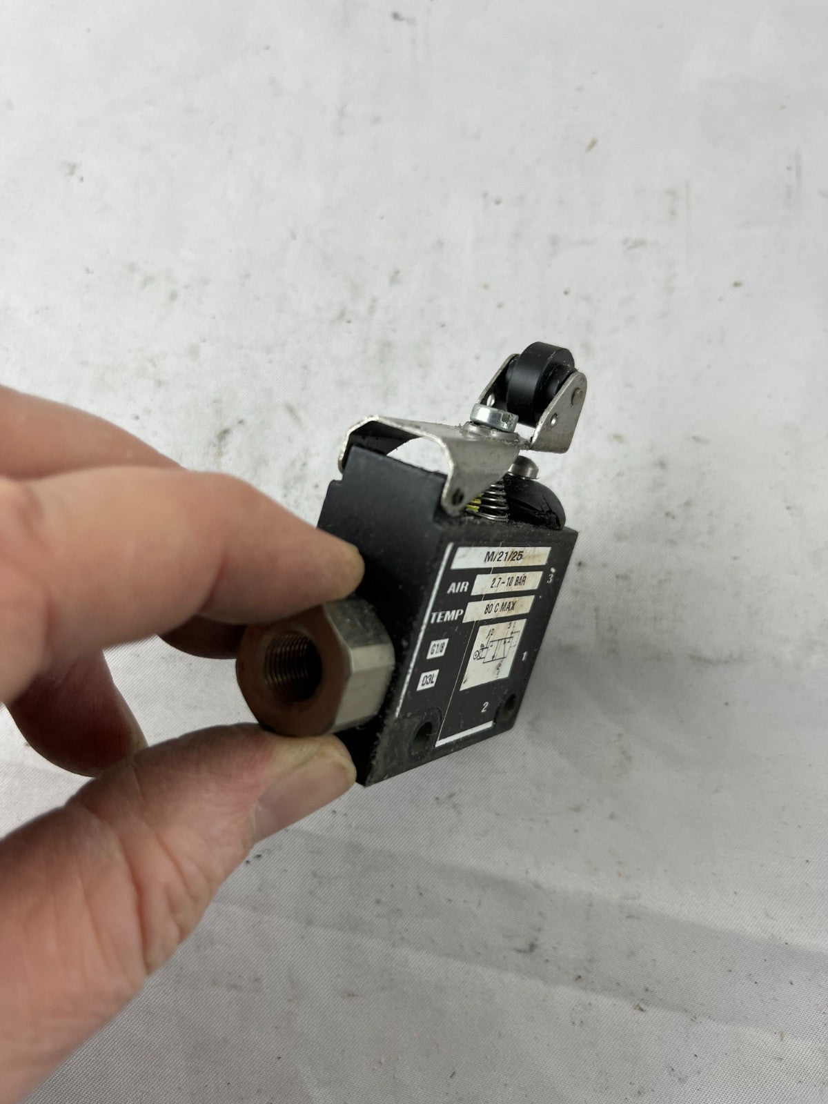 Norgren M/21/25 Pneumatic Roller Lever Valve G1/8 3/2 Bleed Actuated 2.7–10 bar