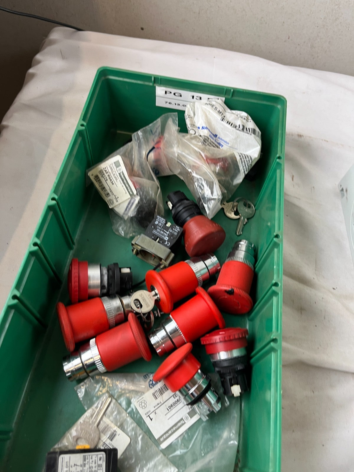 Mixed Lot – Emergency Stop Pushbuttons, Keyed E‑Stops, Contact Blocks Used + New