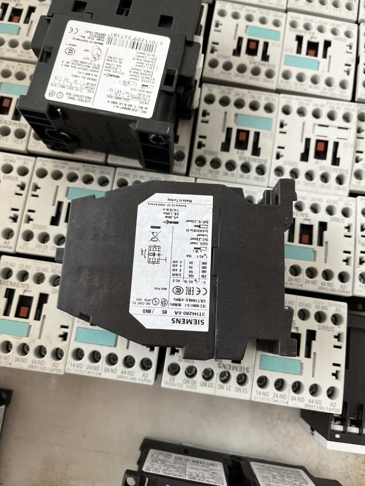 Siemens SIRIUS Contactor Relay Lot 35pcs 3RH1140 3RH1131 Mixed 24V/230V Used