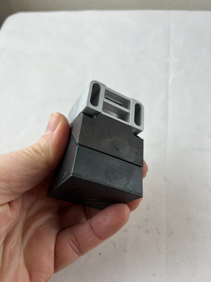 Balluff BES022A BES Q40KEU-USU15B-S21G Inductive Sensor 20-250V Used Spare Part