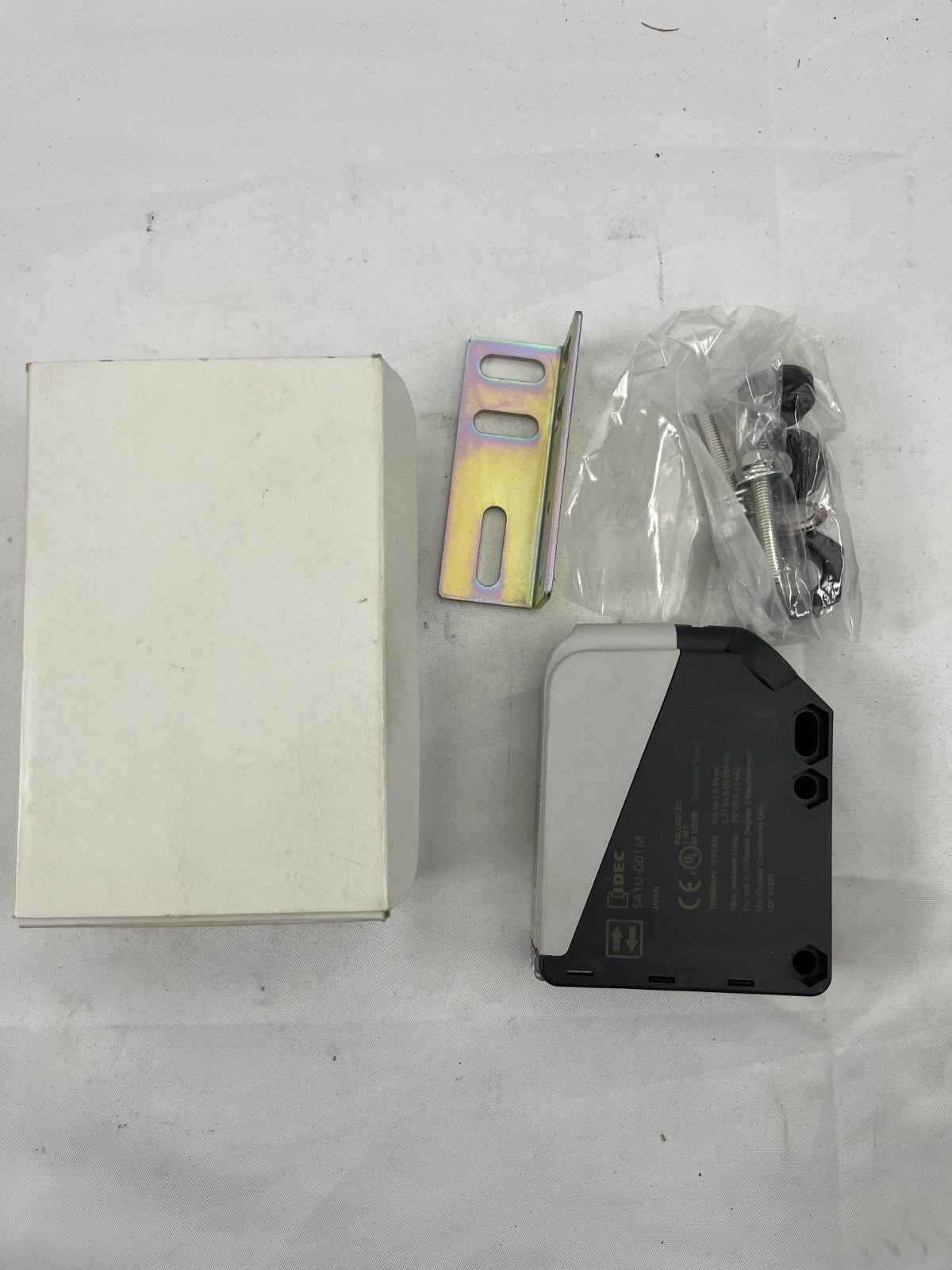 IDEC SA1U-D01M Diffuse Photoelectric Sensor, 1m Range, IP67, 24–240VAC/DC, New