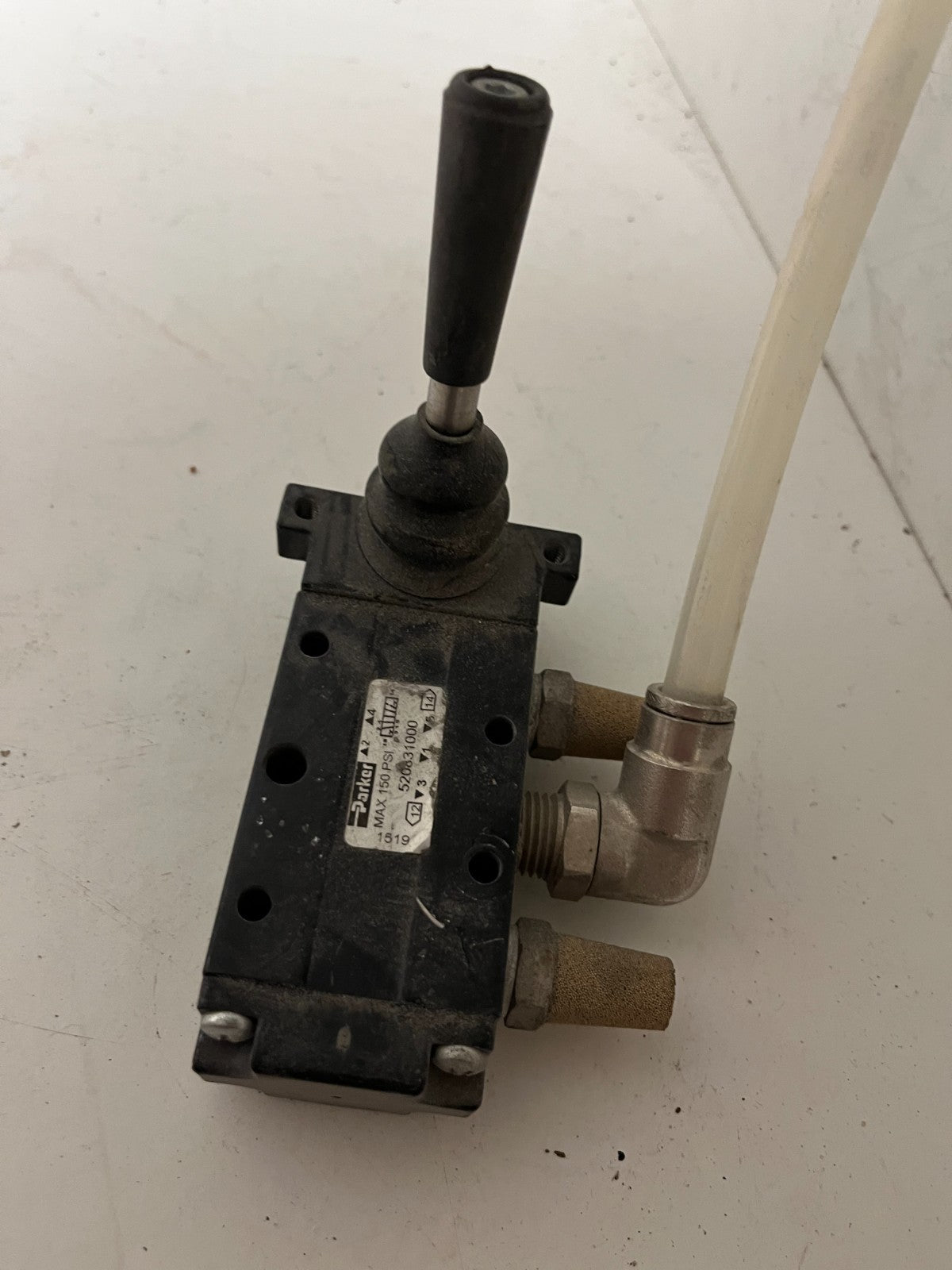 Parker 5203.31000 Pneumatic Lever Valve 5/2 1/4" Manual Air Directional, Used