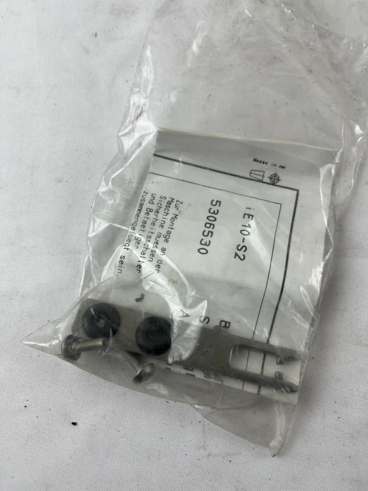 Sick iE10-S2 Safety Actuator 5306530 Straight Interlock Switch i10 Lock New