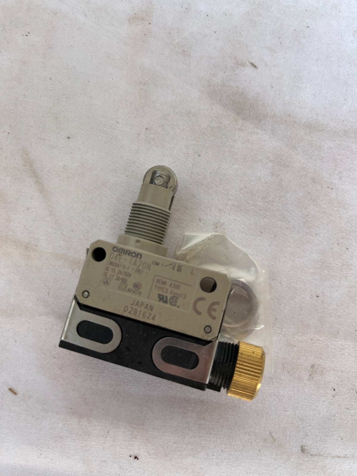 Omron D4F-1A20N Compact Limit Switch Roller Plunger IP67 New Spare Unit