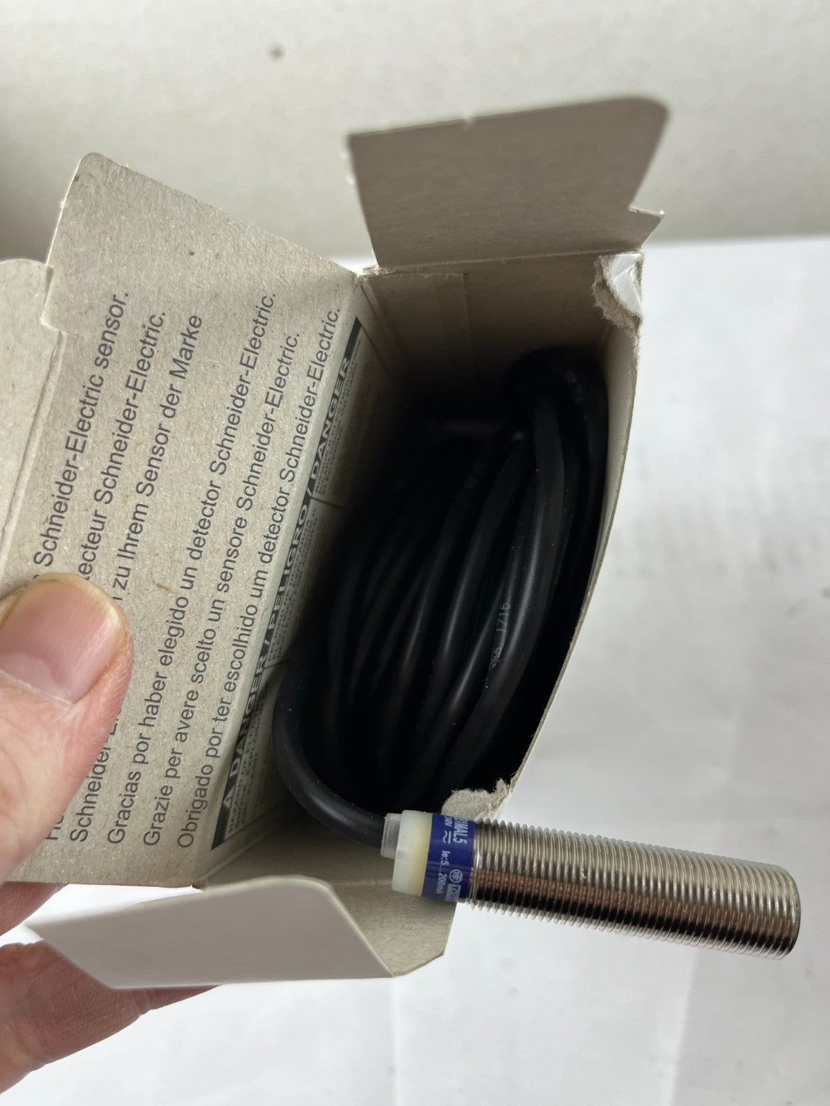 Schneider XS612B1MAL5 Proximity Sensor M12 4mm AC/DC New 5m Cable Telemecanique