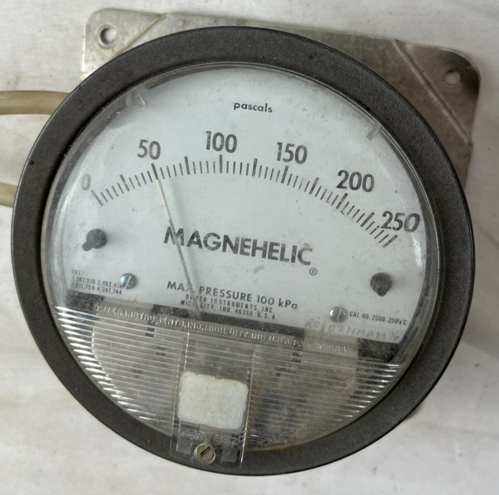 Dwyer Magnehelic 2000-250Pa Differential Pressure Gauge Used Spare Unit