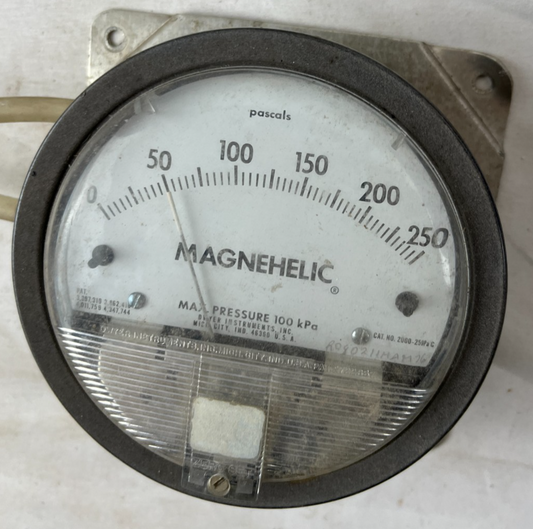 Dwyer Magnehelic 2000-250Pa Differential Pressure Gauge Used Spare Unit