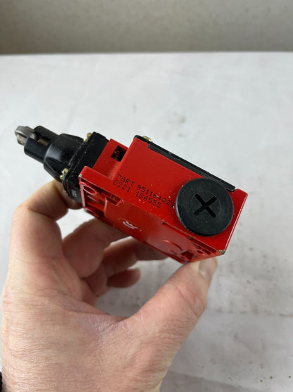 Guardmaster Senator CX Safety Limit Switch Roller Plunger 230V 3A AC-15 IP66