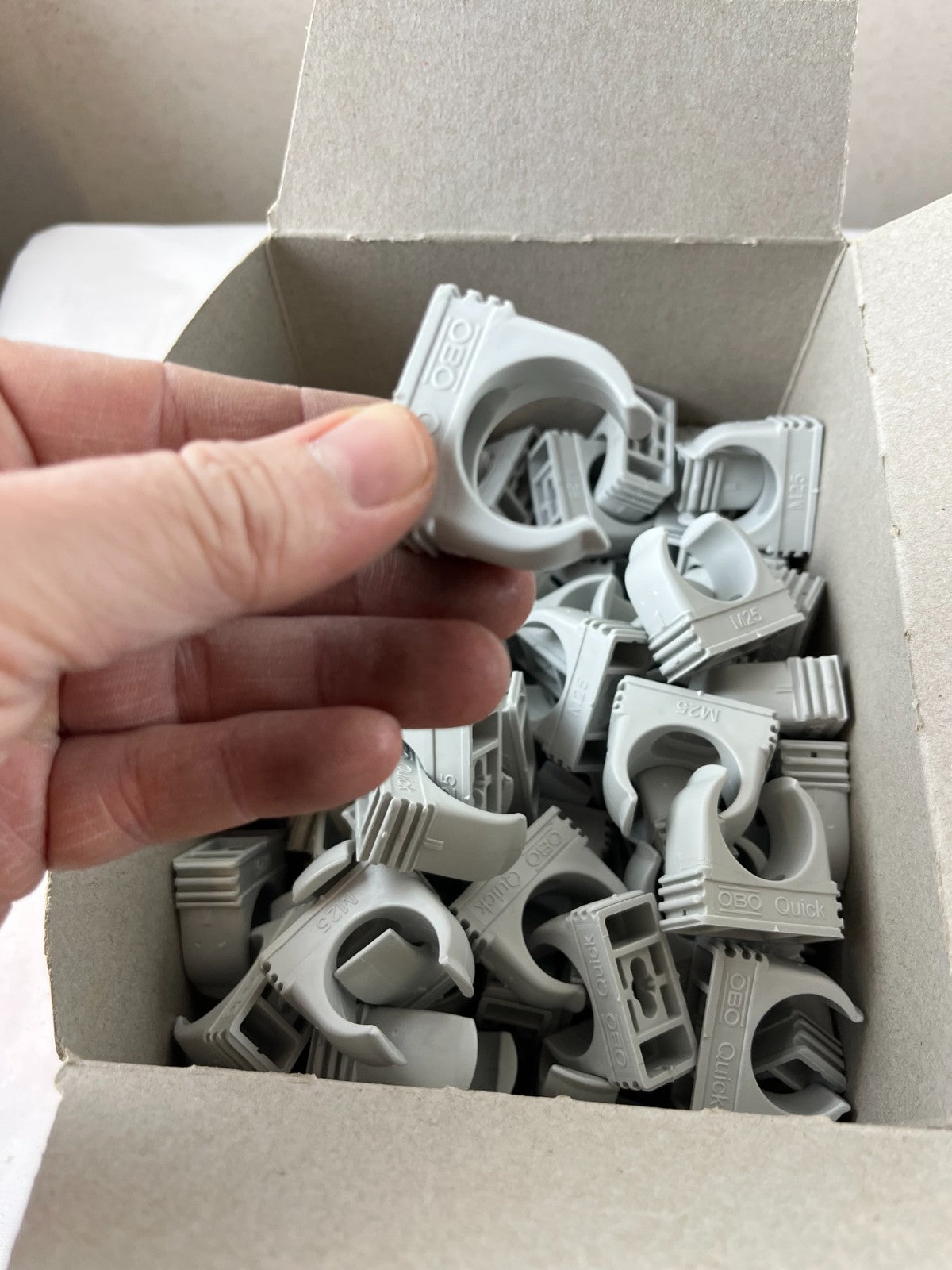 OBO Bettermann Quick-Schelle M25 2955 Pipe Clips Lot, Light Grey, Unused Box