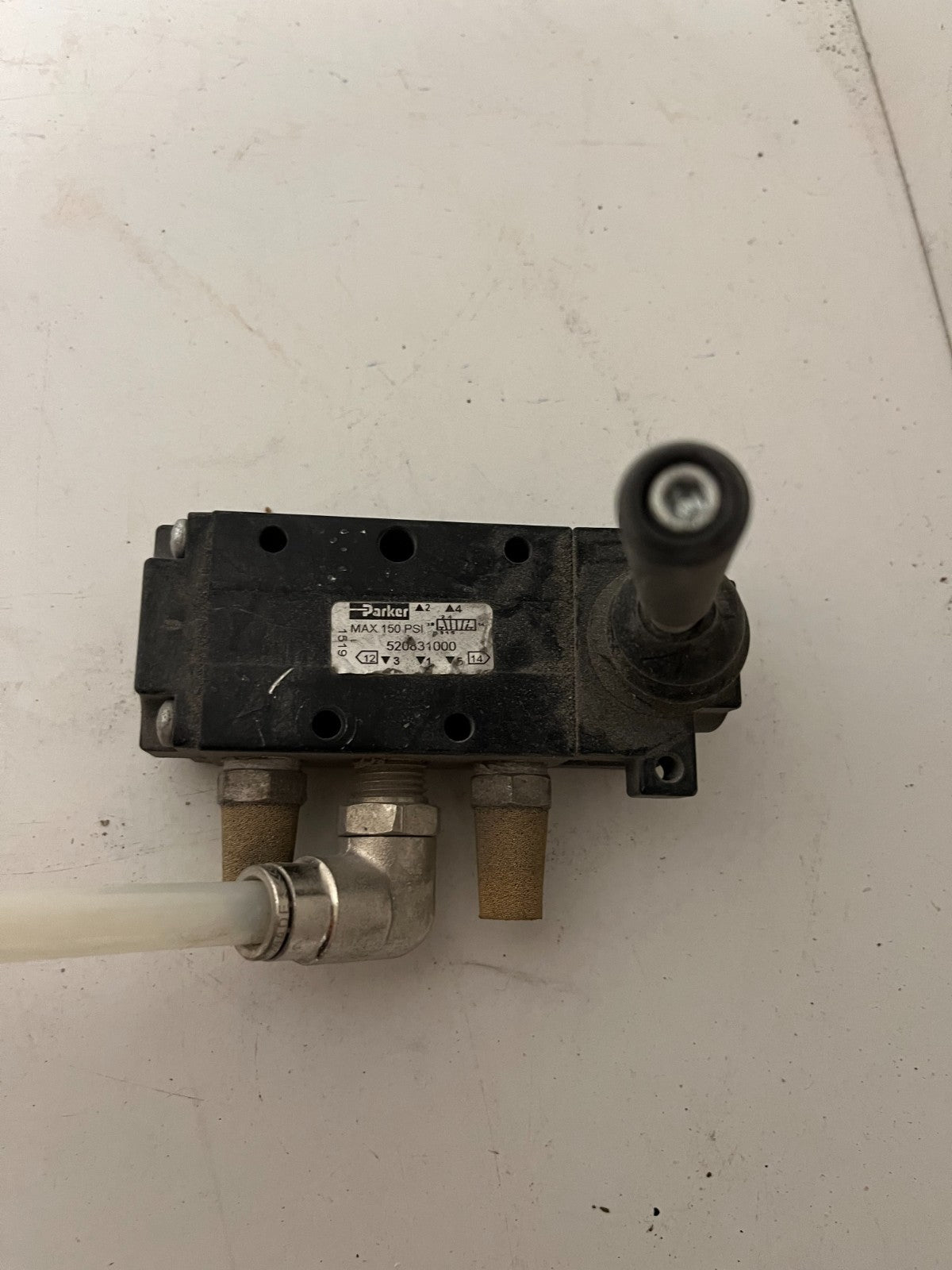 Parker 5203.31000 Pneumatic Lever Valve 5/2 1/4" Manual Air Directional, Used