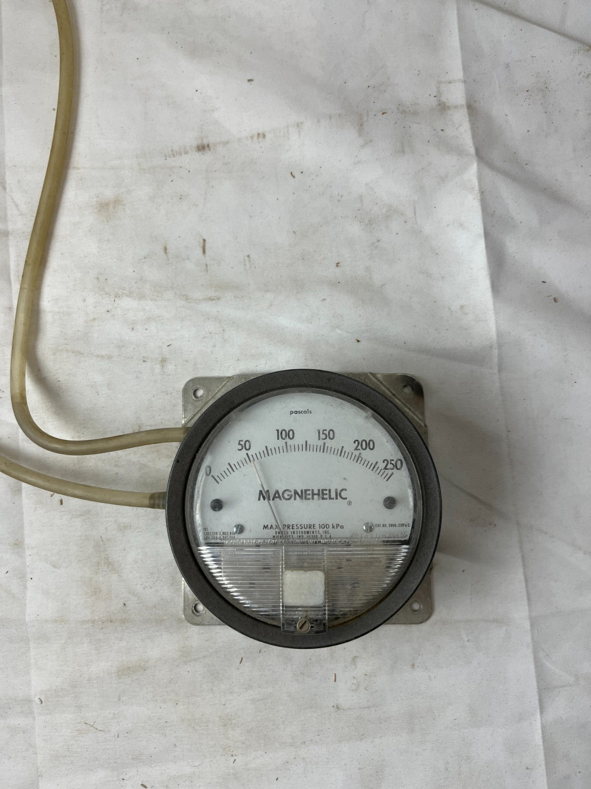 Dwyer Magnehelic 2000-250Pa Differential Pressure Gauge Used Spare Unit