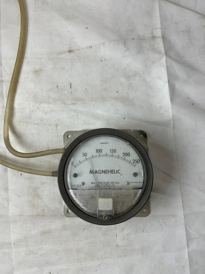 Dwyer Magnehelic 2000-250Pa Differential Pressure Gauge Used Spare Unit