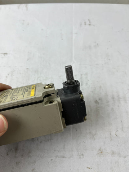 Omron D4B-1171N Limit Switch IP67 2A 400V Industrial Position Switch Used Spare