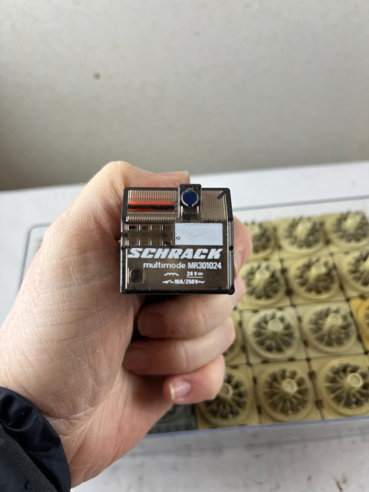 Mixed Industrial Plug-In Relay Lot 32pcs Schrack Releco Zettler 24V 10A Used