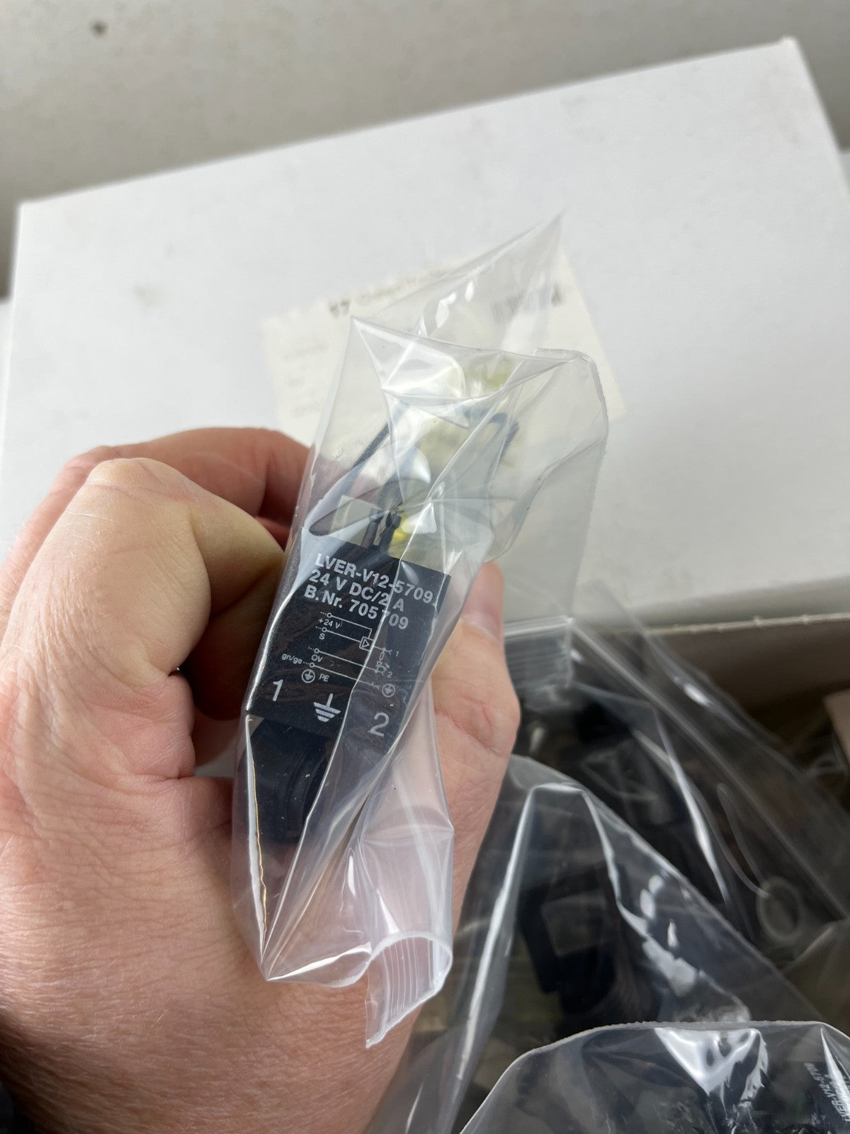 Lutze LVER-V12-5709 DIN 43650 Solenoid Valve Connector 24V DC 2A w/ Suppressor