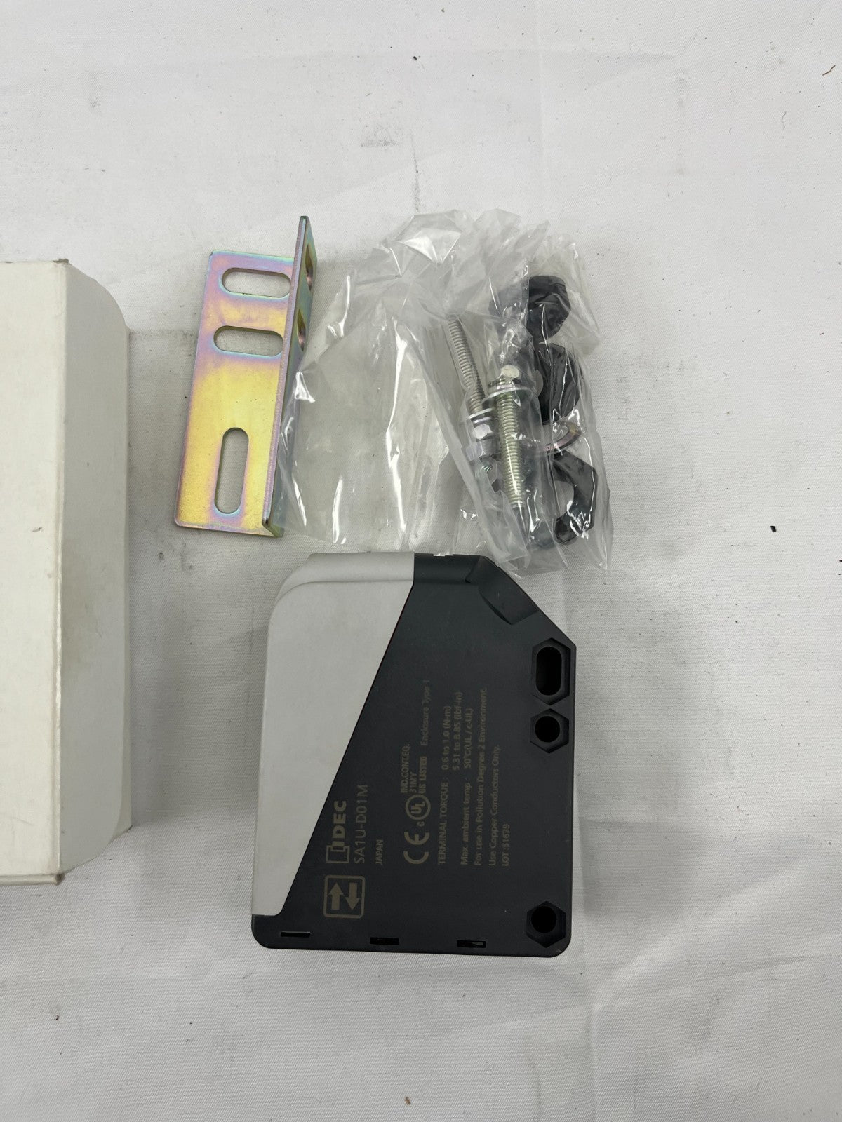 IDEC SA1U-D01M Diffuse Photoelectric Sensor, 1m Range, IP67, 24–240VAC/DC, New