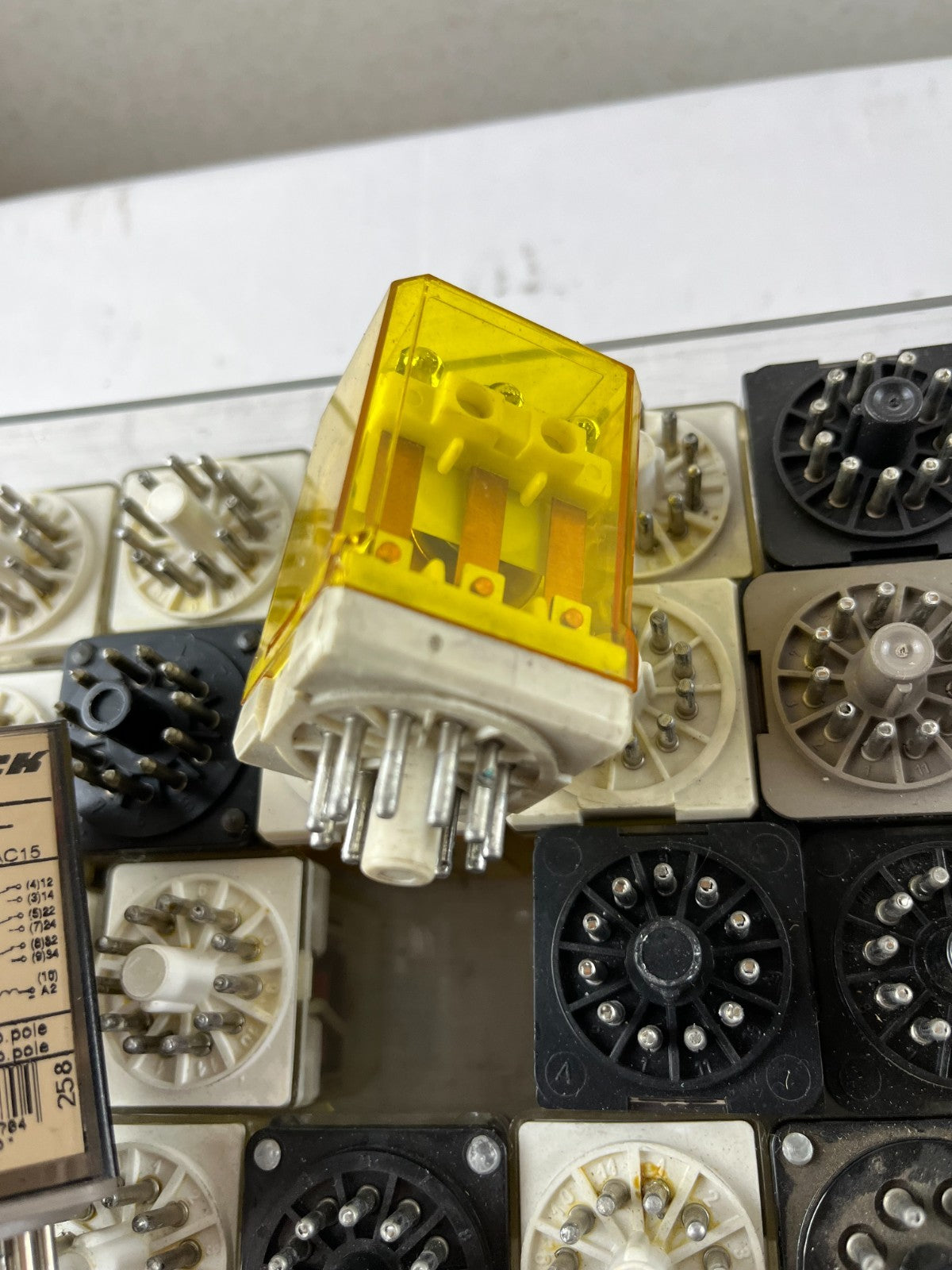 Schrack MT323024 24V Plug-In Relay Lot 32 pcs + 11-Pin Relay Sockets Industrial