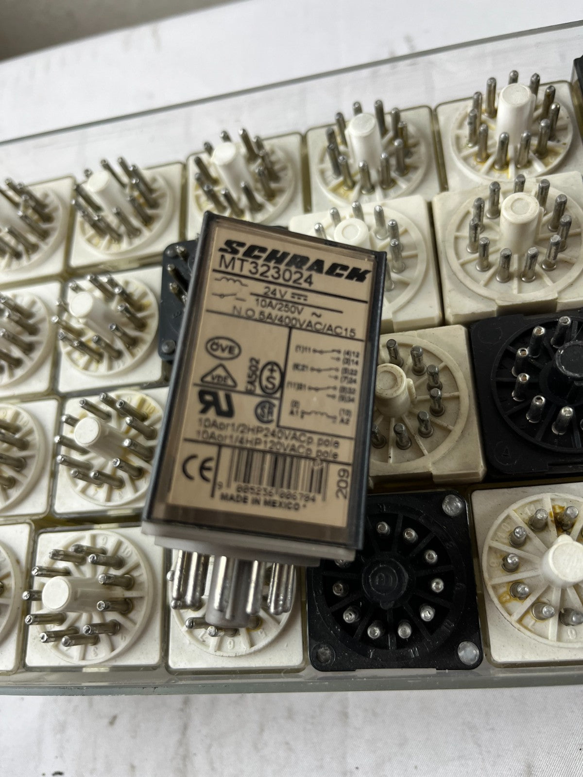 Schrack MT323024 24V Plug-In Relay Lot 32 pcs + 11-Pin Relay Sockets Industrial