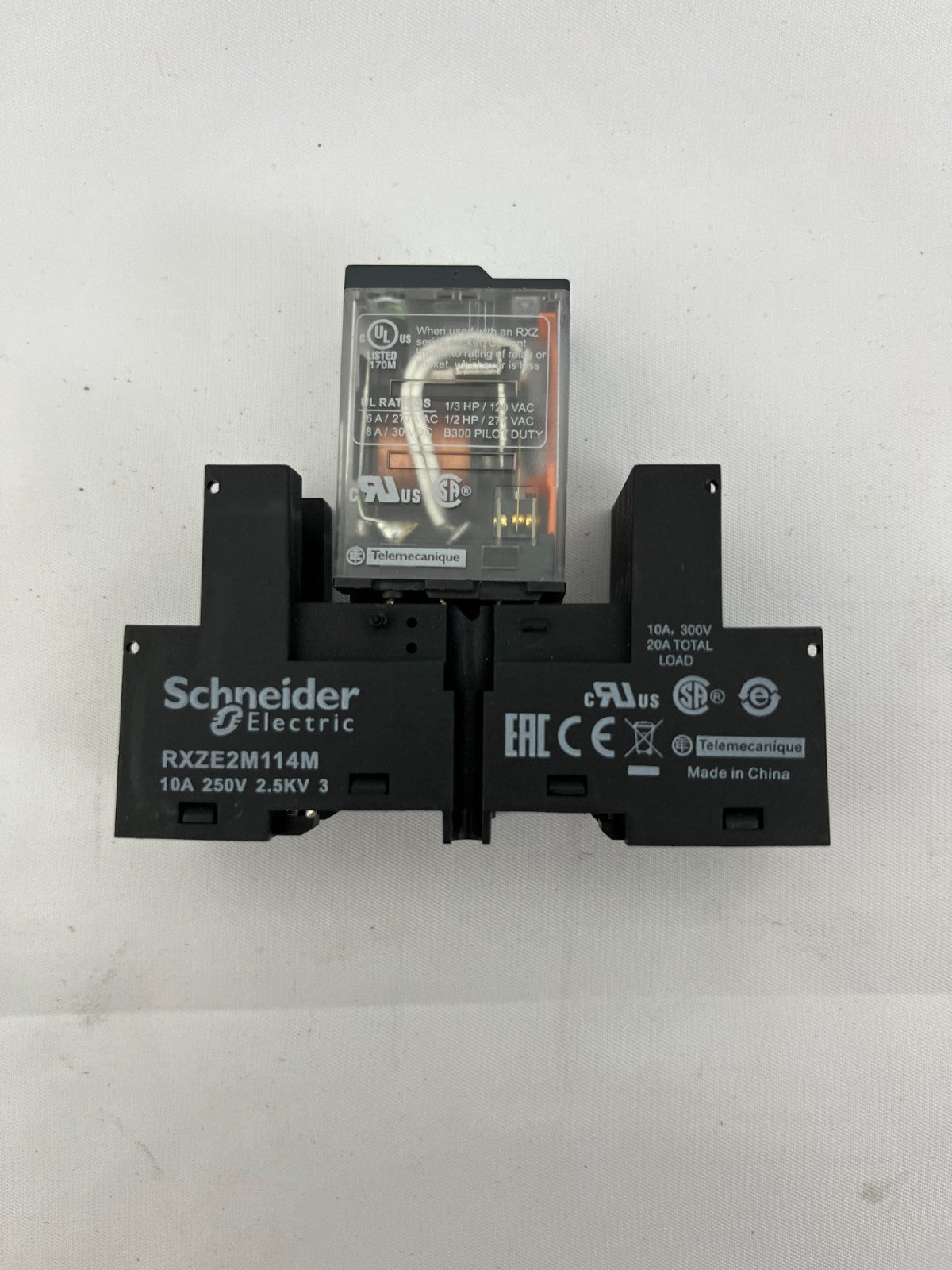 Schneider RXM4AB2B2BD 24VDC Plug-In Relay + RXZE2M114M DIN Rail Socket NEW
