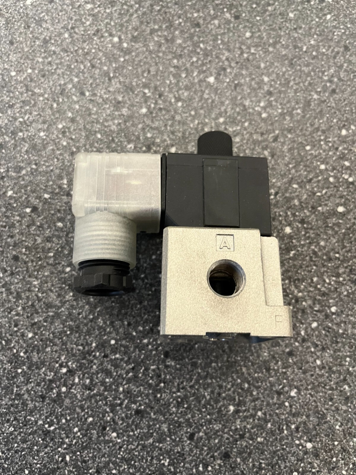 New SMC EVT317-5DZ-02F-Q Pneumatic Solenoid Valve 24VDC, 0-0.9MPa, Made in Japan