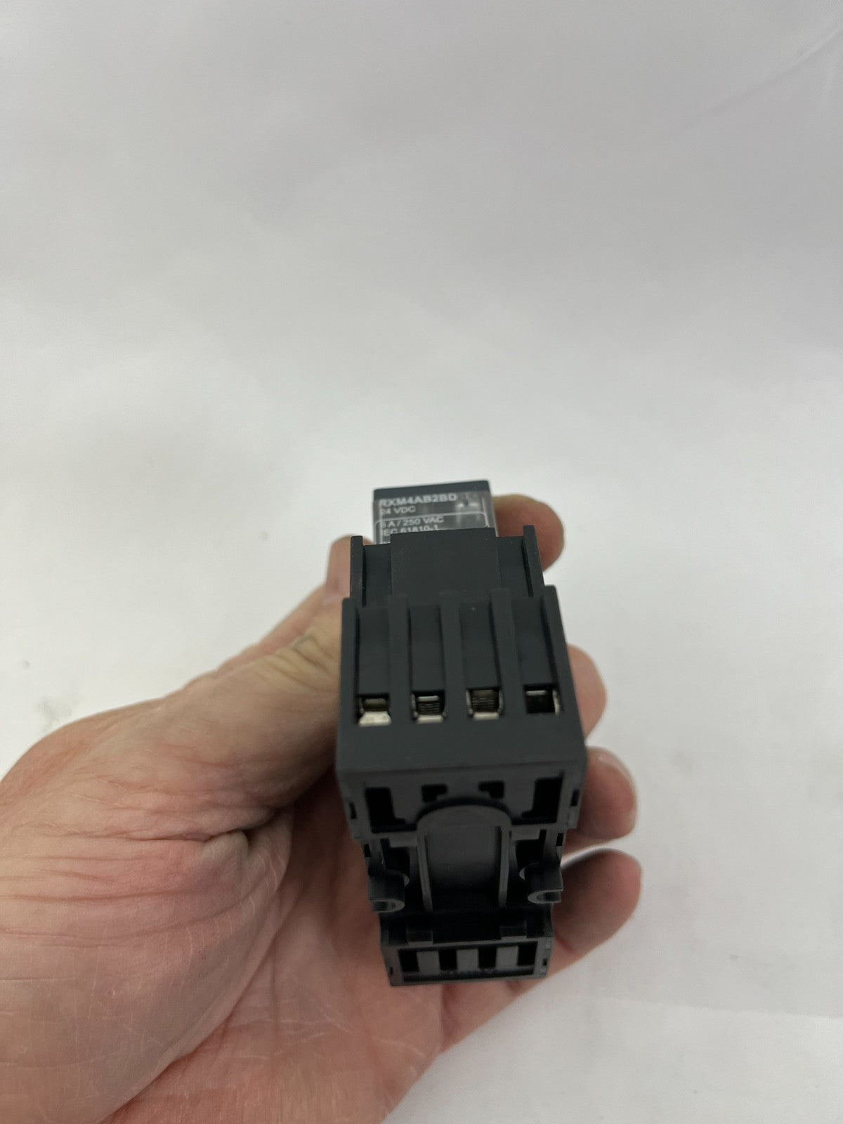 Schneider RXM4AB2B2BD 24VDC Plug-In Relay + RXZE2M114M DIN Rail Socket NEW