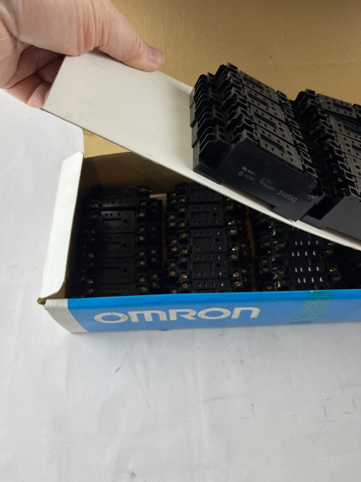 Omron PYF08A-E Relay Socket 8 Pin DIN Rail 40+ pcs New Bulk Bundle Spare Units