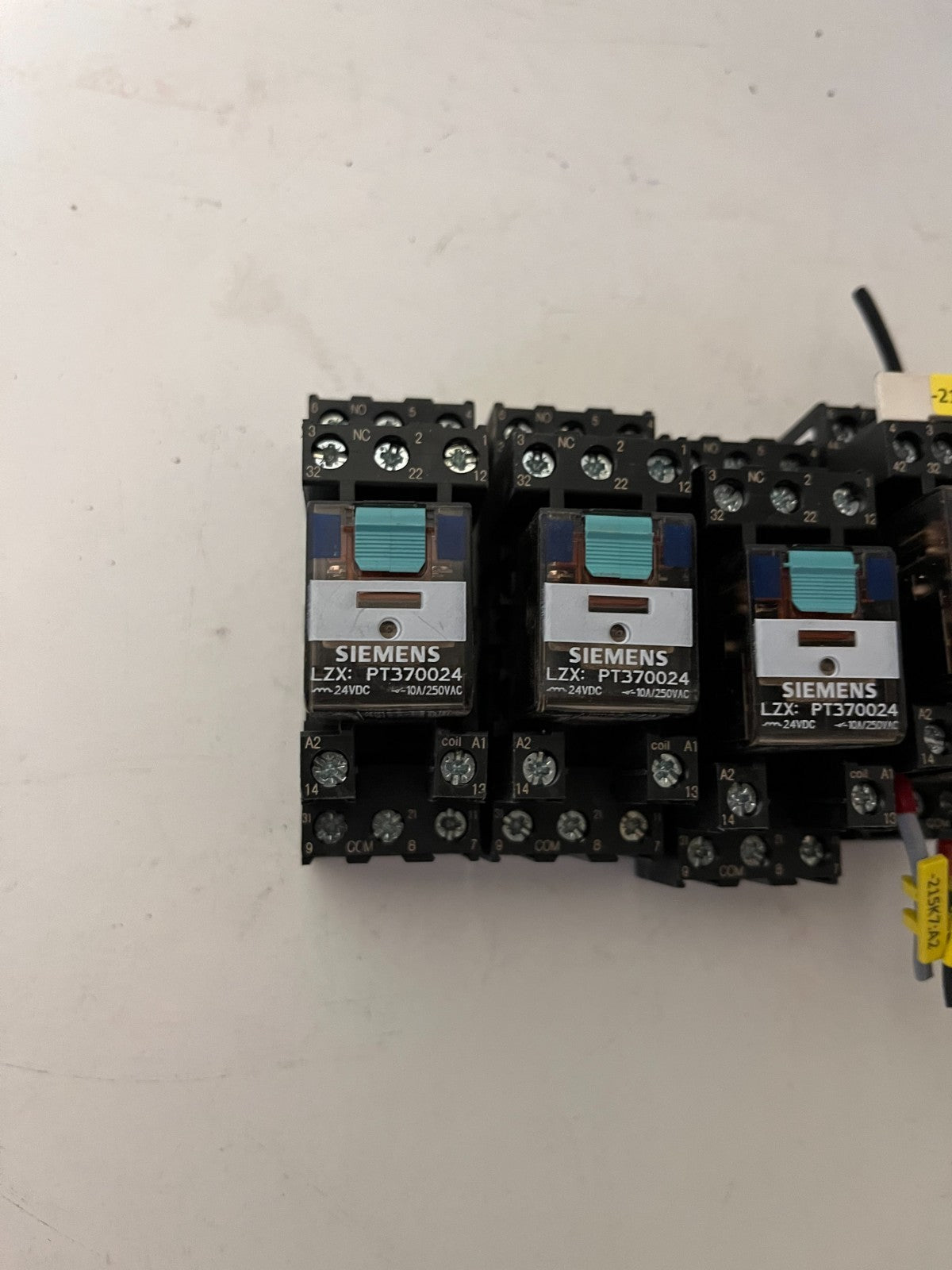 Lot 4x Siemens LZX PT370024 Relay 24VDC w/ Socket Base Industrial Plug-In Relays